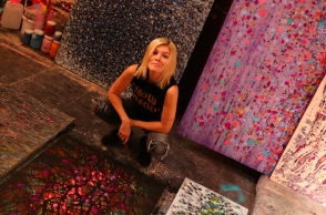 Η εικαστικός Milly Martionou.