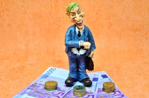 Ομοίωμα ανθρώπου πάνω σε χαρτονομίσματα και κέρματα ευρώ