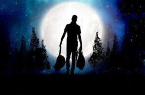 Άνθρωπος που περπατά με φόντο την πανσέληνο