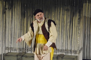 Ο Πέτρος Φιλιππίδης κατά τη διάρκεια θεατρικής παράστασης