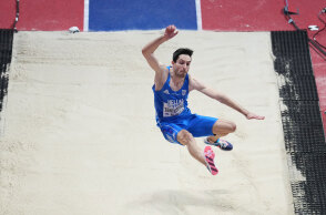 Ο Μίλτος Τεντόγλου απογειώνεται στο Παγκόσμιο Πρωτάθλημα Κλειστού Στίβου στο Βελιγράδι