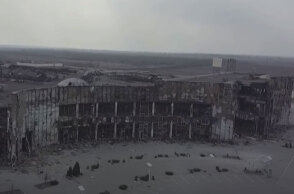 Το βομβαρδισμένο εμπορικό κέντρο στη Μαριούπολη