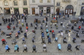 Άδεια παιδικά καρότσια στην πλατεία της πόλης Λβιβ - σύμβολα των παιδιών που σκοτώθηκαν