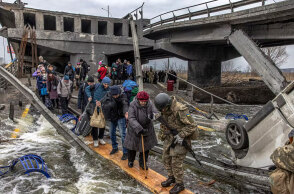 Ουκρανοί πρόσφυγες φεύγουν από την πόλη Ίρπιν στην Ουκρανία