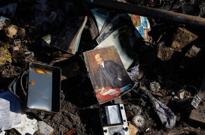 Βιβλίο με φωτογραφία του Λένιν στα χαλάσματα κτιρίου στο Κίεβο