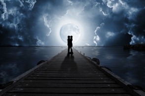 Ζευγάρι που αγκαλιάζεται