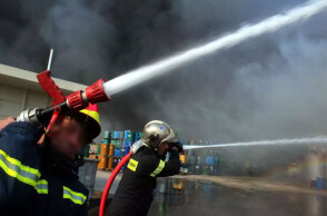 Πυροσβέστες σβήνουν φωτιά σε εργοστάσιο μετά από έκρηξη (ΦΩΤΟ ΑΡΧΕΙΟΥ)