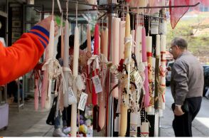 Καταστήματα - Ωράριο: Λαμπάδες ενόψει Πάσχα