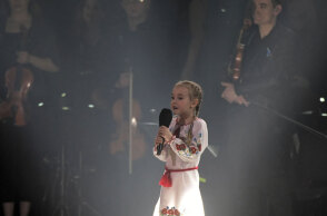 Η 7χρονη Αμέλια τραγουδά τον εθνικό ύμνο της Ουκρανίας σε φιλανθρωπική εκδήλωση στην Πολωνία