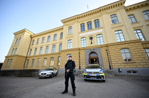 Αστυνομικός έξω από το Λύκειο στο Μάλμε όπου μαθητής σκότωσε δύο γυναίκες με μαχαίρι