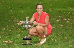 Η Ashleigh Barty με το τρόπαιο του Australian Open που κατέκτησε στη Μελβούρνη