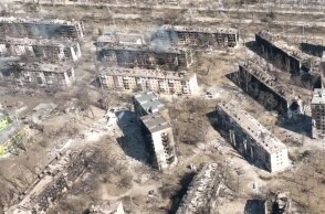 Πόλεμος στην Ουκρανία: Βομβαρδισμένα κτίρια στη Μαριούπολη