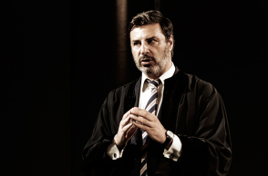 Ο Βασίλης Παλαιολόγος στο «Terror Reloaded» στο θέατρο Αθηνών