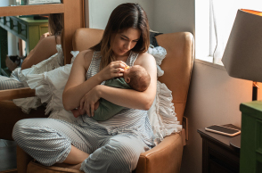 Μαμά κρατάει αγκαλιά το νεογέννητο μωρό της