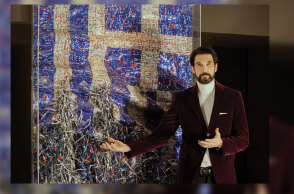 Ο καλλιτέχνης Νίκος Φλώρος με το έργο του εμπνευσμένο από τη σημαία της Ελλάδας