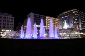 25η Μαρτίου 2022: Το σιντριβάνι φωτίστηκε με τα χρώματα της ελληνικής σημαίας για την Εθνική Επέτειο