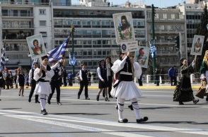 Παρέλαση μαθητών μπροστά από το Μνημείο του Άγνωστου Στρατιώτη στην Αθήνα