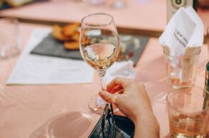 7 λευκά κρασιά για τον μπακαλιάρο της 25ης Μαρτίου