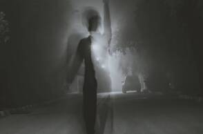 Σκιά άντρα στη μέση του δρόμου