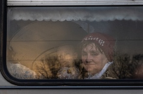 Άμαχοι απομακρύνονται από τη Μαριούπολη που συνεχίζει να βομβαρδίζεται