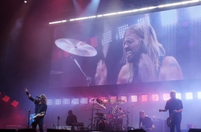 Taylor Hawkins: Στιγμιότυπο από συναυλία με τον ντράμερ στη γιγαντοοθόνη
