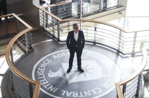 Ο δήμαρχος Θεσσαλονίκης, Κωνσταντίνος Ζέρβας, πατά το σήμα του CIA που έχει τοποθετηθεί στο δημαρχείο για τις ανάγκες των γυρισμάτων της ταινίας «The Bricklayer»