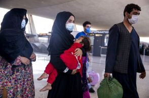 Οι Ταλιμπάν απαγόρευσαν στις γυναίκες να ταξιδεύουν με το αεροπλάνο χωρίς τη συνοδεία άνδρα