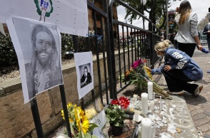 Taylor Hawkins: Θαυμαστές του αφήνουν λίγα λουλούδια και κεριά έξω από το ξενοδοχείο που άφησε την τελευταία του πνοή 