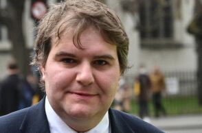 Βρετανός βουλευτές αποκάλυψε ότι είναι τρανς 