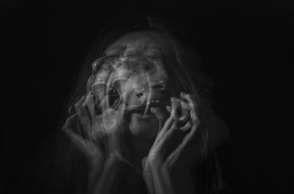 Γυναίκα που πάσχει με διπολική διαταραχή