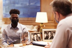 Ο Σαϊντού Καμαρά στο Μέγαρο Μαξίμου κατά τη διάρκεια της συνάντησής του με τον πρωθυπουργό, Κυριάκο Μητσοτάκη