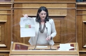 Η υπουργός Παιδείας, Νίκη Κεραμέως, στο βήμα της Βουλής των Ελλήνων