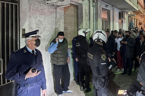 «Πολιορκία» στο σπίτι στην Πάτρα που μένει η Ρούλα Πισπιρίγκου μετά τη σύλληψή της για παιδοκτονία