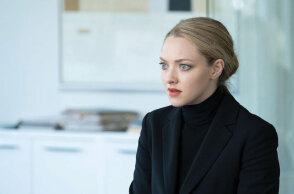 Η ηθοποιός Amanda Seyfried ως Elizabeth Holmes στη σειρά The Dropout