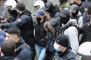 Ρούλα Πισπιρίγκου: Φωτογραφία από την άφιξή της στην Ευελπίδων - Με κουκούλα και αλεξίσφαιρο