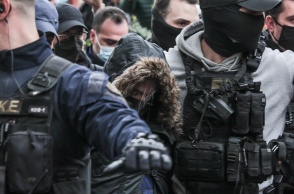 Η Ρούλα Πισπιρίγκου με κουκούλα και σκυμμένο κεφάλι μεταφέρεται στην ανακρίτρια