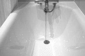 Σε μπανιέρα στον Βόλο σφήνωσε για τέσσερις ημέρες ηλικιωμένη γυναίκα