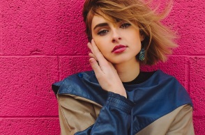 Ένα κορίτσι ποζάρει