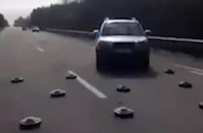 Ουκρανία: Viral έχει γίνει ένα αμφίβολης γνησιότητας βίντεο, το οποίο δείχνει αμάξια να περνούν πάνω από νάρκες.