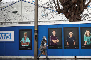 Κορωνοϊός: Η Βρετανία αίρει τον υποχρεωτικό εμβολιασμό για τους υγειονομικούς