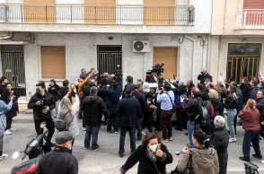 Κόσμος συγκεντρωμένος έξω από το σπίτι που διέμενε η Ρούλα Πισπιρίγκου στην Πάτρα