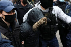 Η Ρούλα Πισπιρίγκου οδηγείται στην ανακρίτρια για να απολογηθεί για τον θάνατο της Τζωρτζίνας