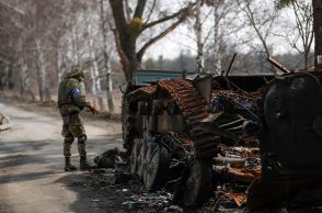 Πόλεμος στην Ουκρανία: Κατεστραμμένο ρωσικό άρμα μάχης σε χωριό κοντά στο Κίεβο