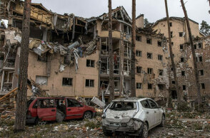 Καταστροφές σε κτίριο και αυτοκίνητα από ρωσικούς βομβαρδισμούς στο Χάρκοβο