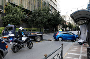 Τροχαίο στην Αθήνα τον Μάρτιο με αυτοκίνητο να πέφτει σε στάση λεωφορείου στη Σταδίου