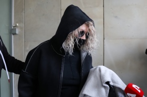 Η μητέρα της Ρούλας Πισπιρίγκου καλυμμένη με κουκούλα