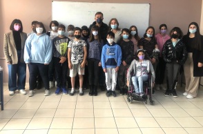 Η μουσικός και καθηγήτρια Αλεξάνδρα Κλάδη με μαθητές του δημοτικού σχολείου Παστίδας της Ρόδου