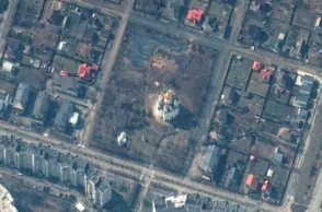 Πόλεμος στην Ουκρανία: Δορυφορικές εικόνες από την Μπούκα δείχνουν ομαδικό τάφο 14 μέτρων δίπλα σε εκκλησία © EPA / MAXMAR