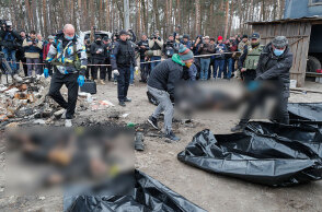 Στην Μπούχα της Ουκρανίας απανθρακωμένα πτώματα αμάχων τοποθετούνται σε μαύρες σακούλες