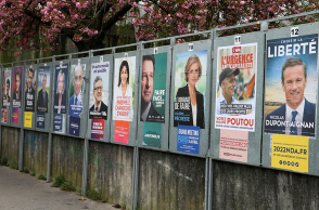 Αφίσες υποψηφίων στις γαλλικές εκλογές σε δρόμο του Παρισιού